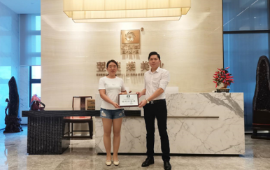 恭賀廣東湛江赤坎區(qū)王女士簽約翌芙萊加盟店！